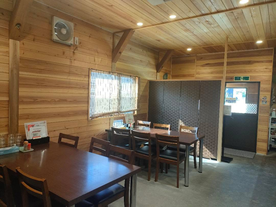 麺屋ぜん 店内テーブル席